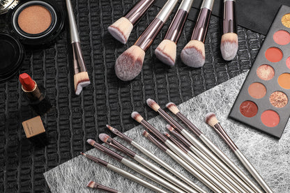 Beige 18-Piece Makeup Brush Set - Professional Synthetic Fiber Brushes with Wooden Handles for Flawless Beauty